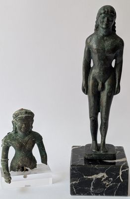 une statue de femme et une statue d'homme posées sur un socle en marbre