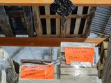 de nombreux cartons sur une palette dans un entrepôt
