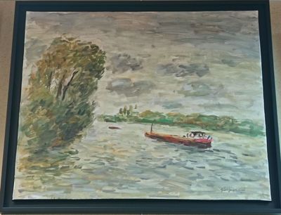 un tableau représentant un bateau sur l'eau, avec des arbres en arrière-plan
