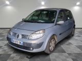 la photo d'une petite voiture bleue garée dans un garage