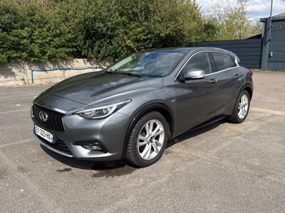 une Mazda CX-HR grise garée sur un parking