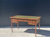 un petit bureau à deux tiroirs avec un plateau vert