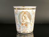 une tasse sur laquelle est représentée une femme