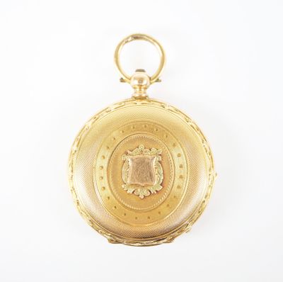 l'image d'une montre de poche en or posée sur une surface blanche