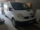une camionnette blanche garée dans un garage
