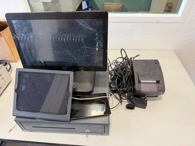 un ordinateur portable posé sur un bureau à côté d'un moniteur