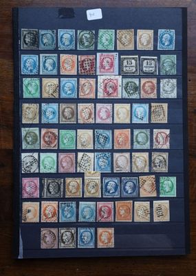 une photo d'une photo représentant une collection de timbres posée sur une table