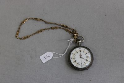 une petite montre de poche munie d'une chaîne