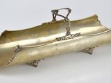 une boîte ancienne plaquée argent, munie d'une poignée et d'une chaîne