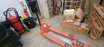 Les cartons et les palettes sont empilés sur des palettes dans un entrepôt.