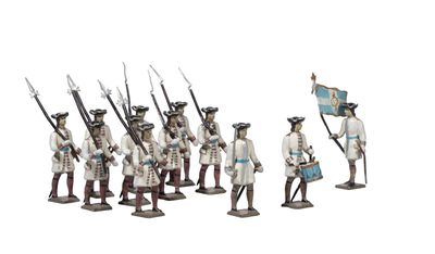 Les petits soldats portent des uniformes blancs et tiennent des fusils à la main