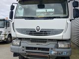 deux camions garés l'un à côté de l'autre devant un immeuble