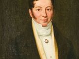 portrait d'un homme vêtu d'un gilet jaune et d'une chemise blanche