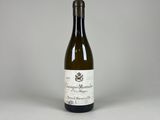 une bouteille de vin posée sur une table