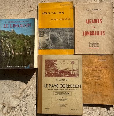 plusieurs livres posés par terre, les uns à côté des autres