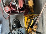 un tas d'outils posé par terre à côté d'un tas de fils