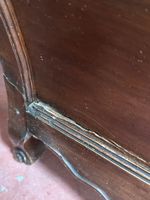 Commode de forme galbée en noyer mouluré, ouvrant par quatre… (photo 5)