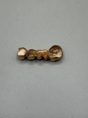 gros plan d'un objet métallique sur une table