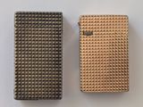 deux briquets posés côte à côte sur une surface blanche