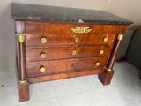 une commode en bois avec un plateau en marbre
