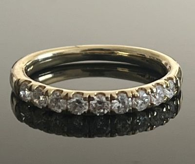 gros plan d'une bague en diamant sur une surface réfléchissante