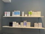 de nombreux types de produits de soins de la peau exposés dans les rayons