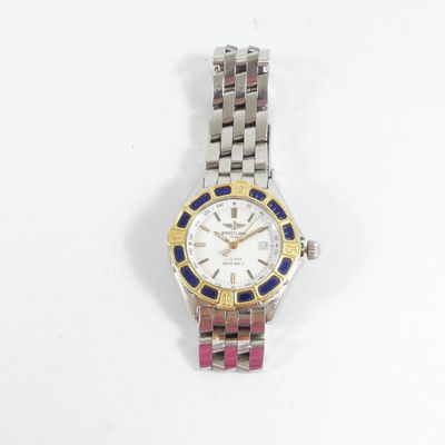 une photo d'une montre pour femme posée sur une surface blanche