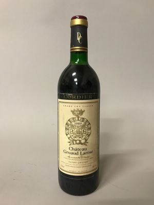 une bouteille de vin posée sur une table