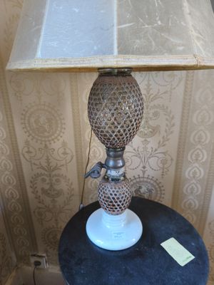 une lampe posée sur une table dans une pièce