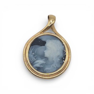 Pendentif en or jaune (750 millièmes) ornée d'un camée agate…