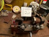 une machine posée sur une table dans un atelier