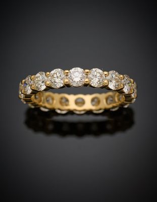 une bague « éternité » en or jaune 18 carats et diamants