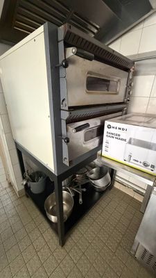 un four posé sur un meuble dans la cuisine