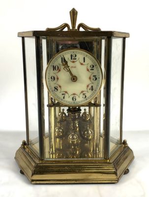 KUNDO : Pendule cage en laiton doré et vitrée sur cinq faces…