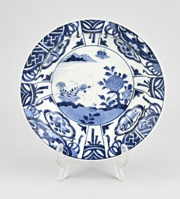 une assiette bleue et blanche ornée d'un motif