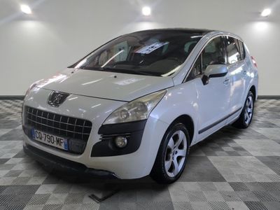 la photo d'une voiture blanche garée dans un garage