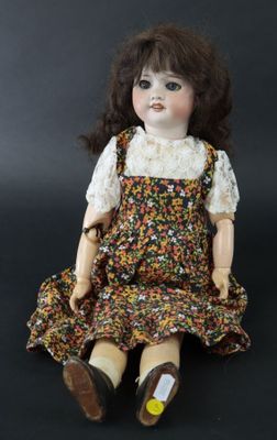 SFBJ Paris Poupée à tête en biscuit, yeux dormeurs et bouche…