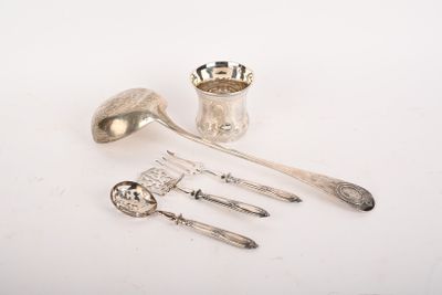 des couverts posés sur une surface blanche, notamment des cuillères, une cuillère et un repose-cuillère