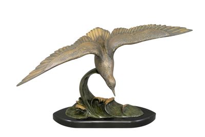 sculpture en bronze représentant un oiseau posé sur un socle feuillu, sur fond blanc