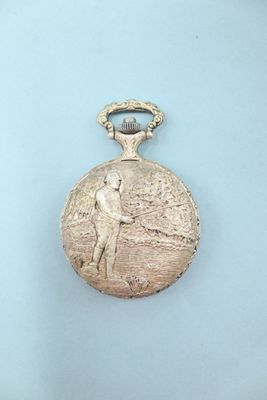 une montre de poche en argent sur laquelle est représenté un homme jouant au golf