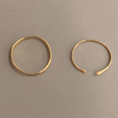 Deux alliances en or jaune 18K,