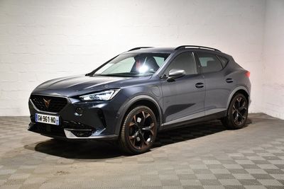 une voiture grise garée dans un garage au sol en damier