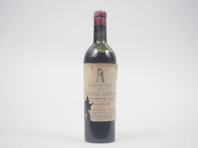 une bouteille de vin posée sur une table