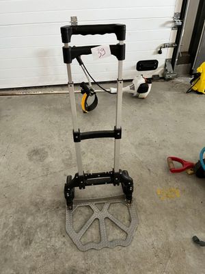un diable qui se trouve dans le garage