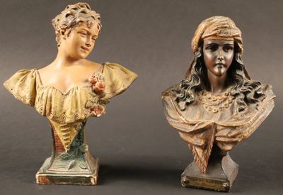 paire de bustes anciens représentant des femmes, surmontés de têtes de fleurs