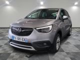 Une voiture de luxe Opel garée dans un showroom au sol en damier
