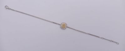 un bracelet en argent et en or orné d'une fleur