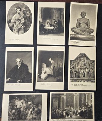 plusieurs photographies en noir et blanc représentant des personnes et des animaux posées sur une table