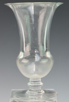 un vase en verre posé sur une table