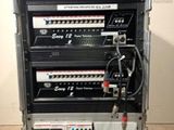 une photo d'un rack sur lequel sont posés de nombreux appareils électroniques